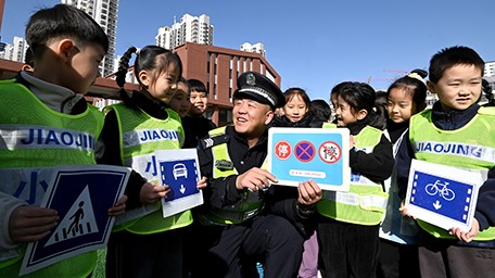 交通安全進(jìn)校園 平安守護(hù)伴成長(zhǎng)