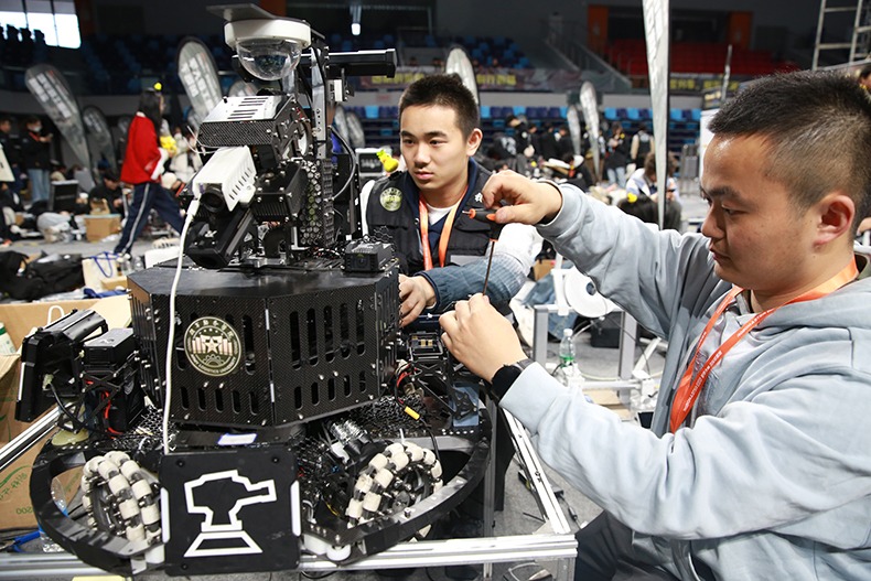 重慶：高校上演“機(jī)器人大戰(zhàn)”