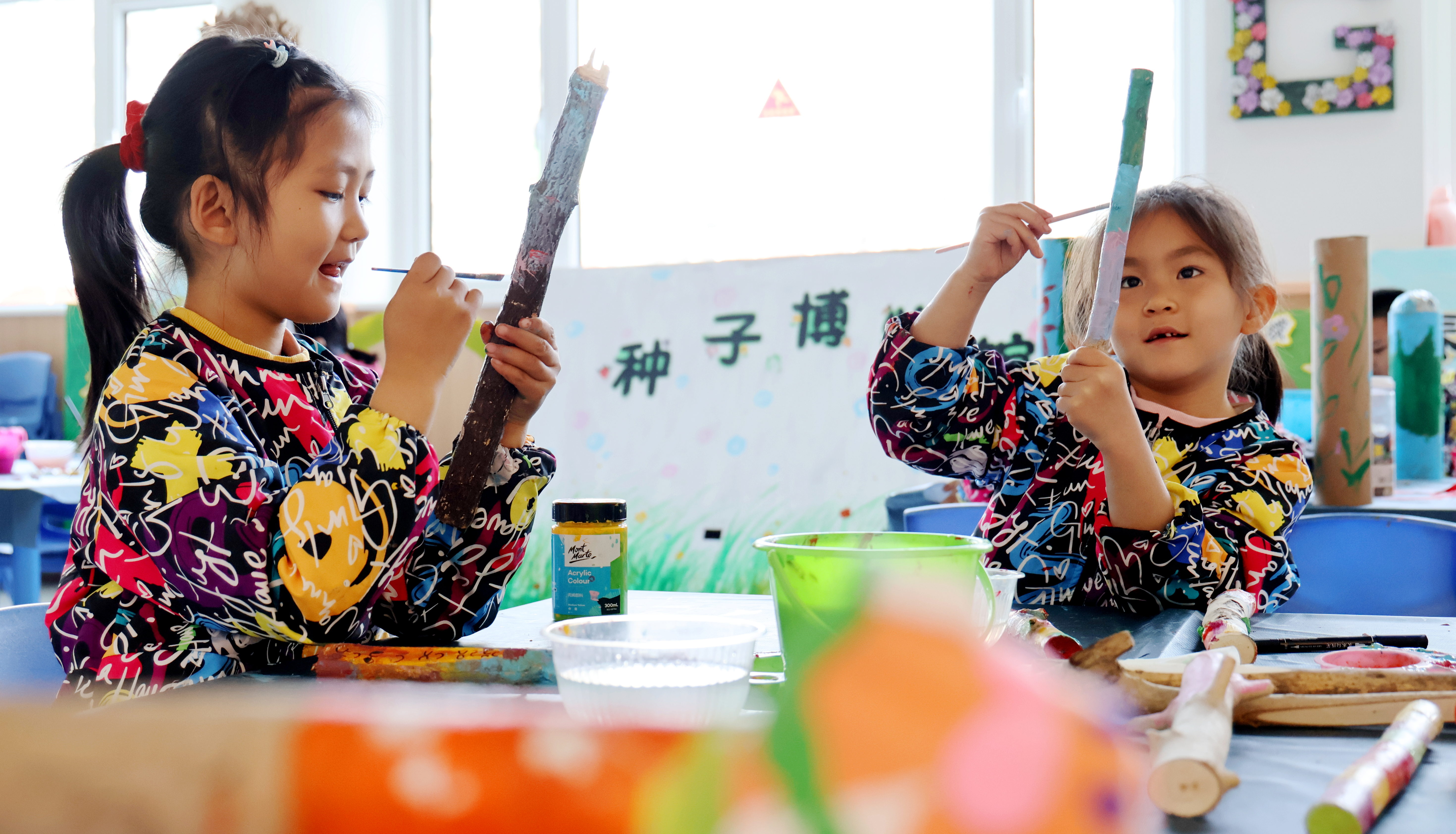 02 幼兒用樹根創(chuàng)意繪春天。宋雪蓮 攝.JPG