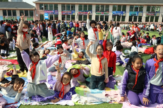 同學(xué)們開心作好曬太陽準(zhǔn)備  敖民極  龍紅利.jpg