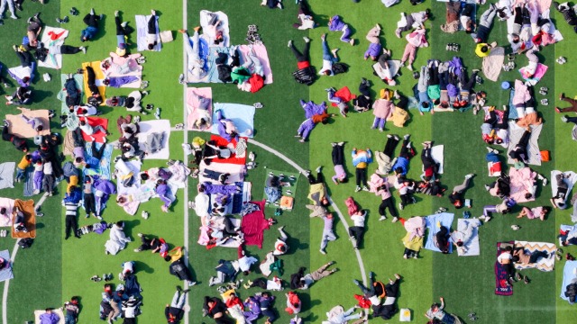 重慶市永川區(qū)興龍湖小學(xué)1-6年級4000余名師生在冬日里曬太陽 敖民極  龍紅利 .jpg