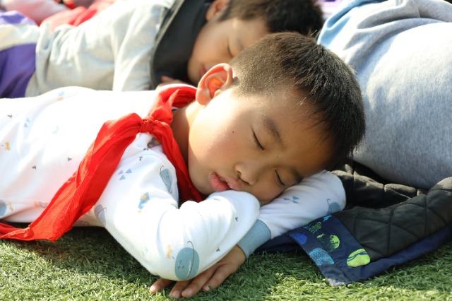 孩子們進(jìn)入甜甜的夢鄉(xiāng) 敖民極  龍紅利 .jpg