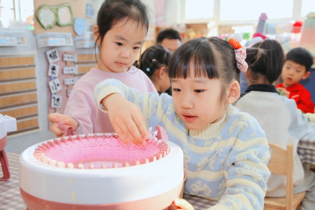 毛線傳情暖冬日 編織成長伴童真