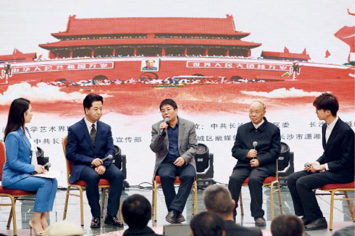 2019年4月13日，聶茂（中）在《共和國(guó)英雄》大型詩(shī)歌朗誦會(huì)后接受采訪   攝影_王智曦.png