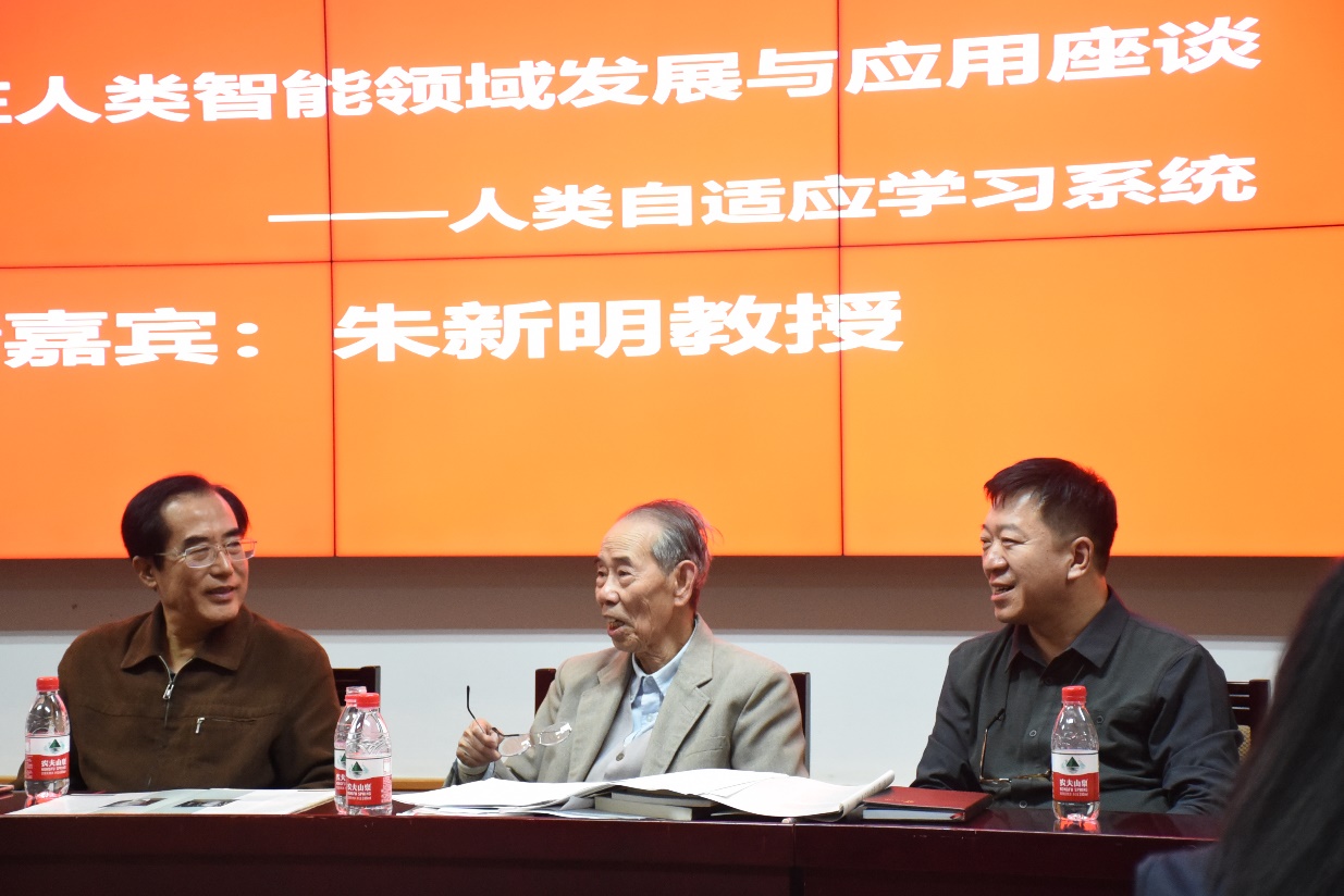 座談會(huì)現(xiàn)場(chǎng)。左為張彥春，中為主講人朱新明，右為曲池。.jpg