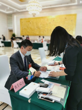 5月20日，政協(xié)會場簽到。唐江澎委員攝2.jpg