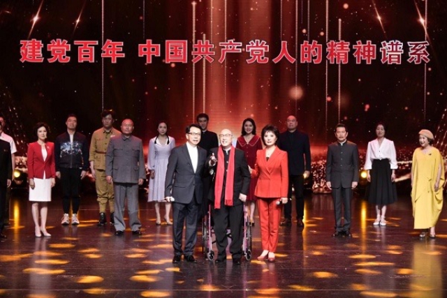 《詩意中國?紅色記憶》的壓軸節(jié)目是抗戰(zhàn)詩篇《我愛這土地》，但在今天賦予了新的意義，那就是共產(chǎn)黨人永遠(yuǎn)的初心。.jpg