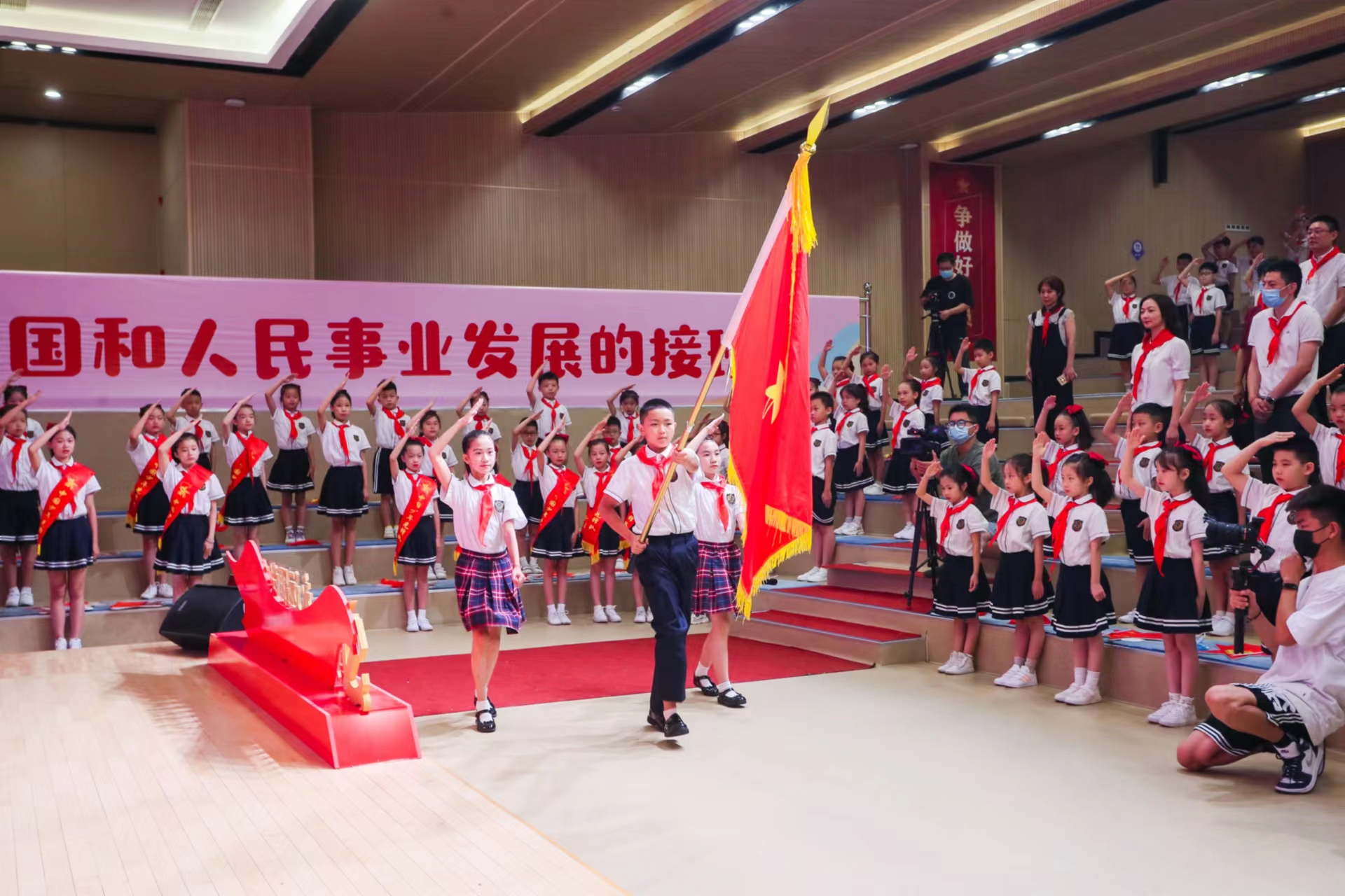 浙江省少先隊開學第一課在鄞州區(qū)東南小學舉行 鄞州區(qū)教育局供圖.jpg