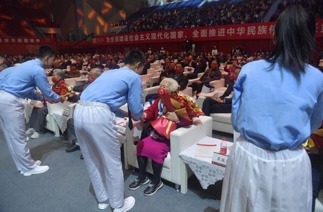 2022級(jí)學(xué)生代表向北航首屆學(xué)生、1952級(jí)校友代表獻(xiàn)花。學(xué)校供圖.jpg