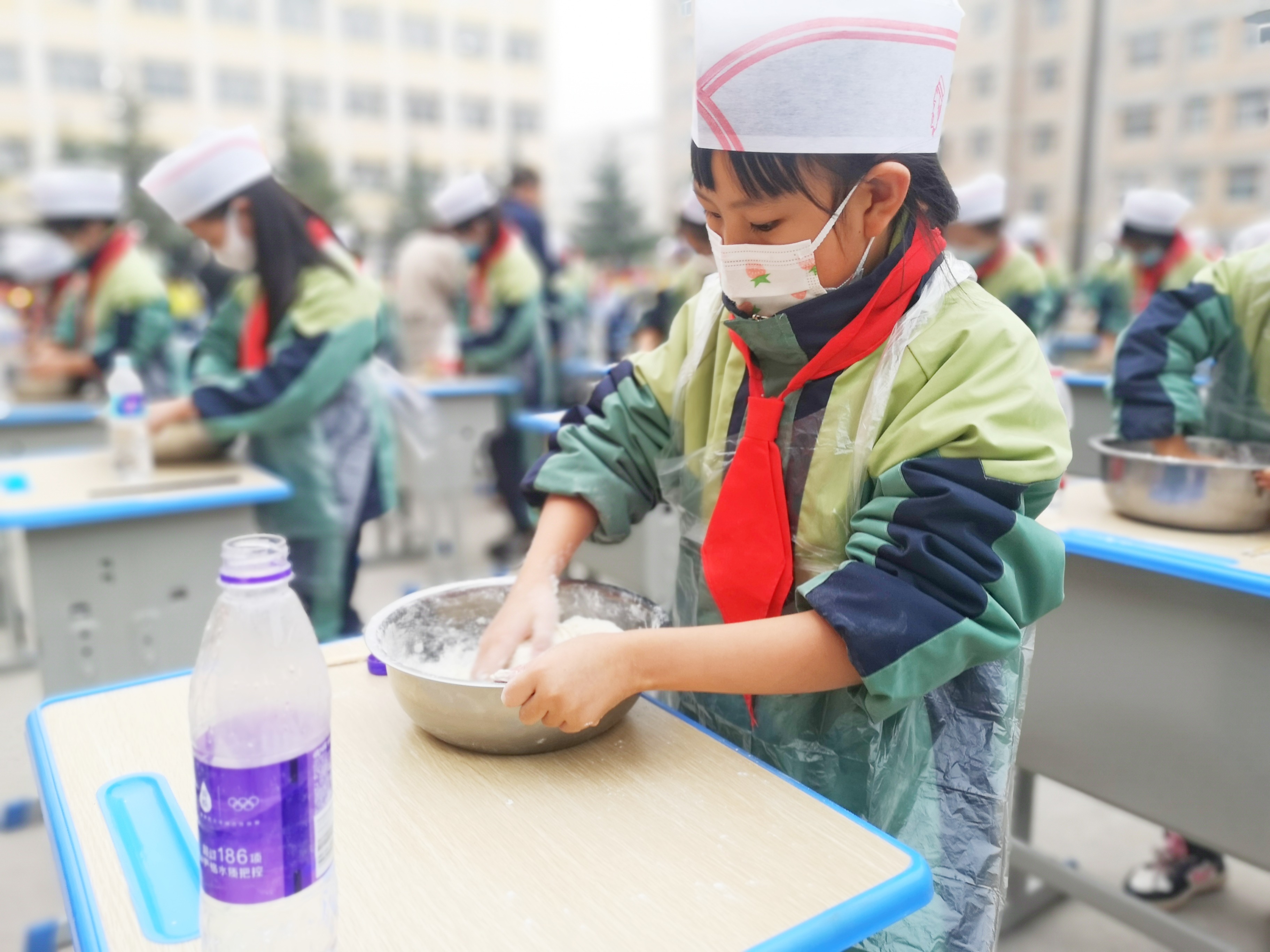 2022年11月8日，甘肅省華亭市實(shí)驗(yàn)小學(xué)學(xué)生在勞動(dòng)教育技能展示活動(dòng)中比賽“和面”。.jpeg