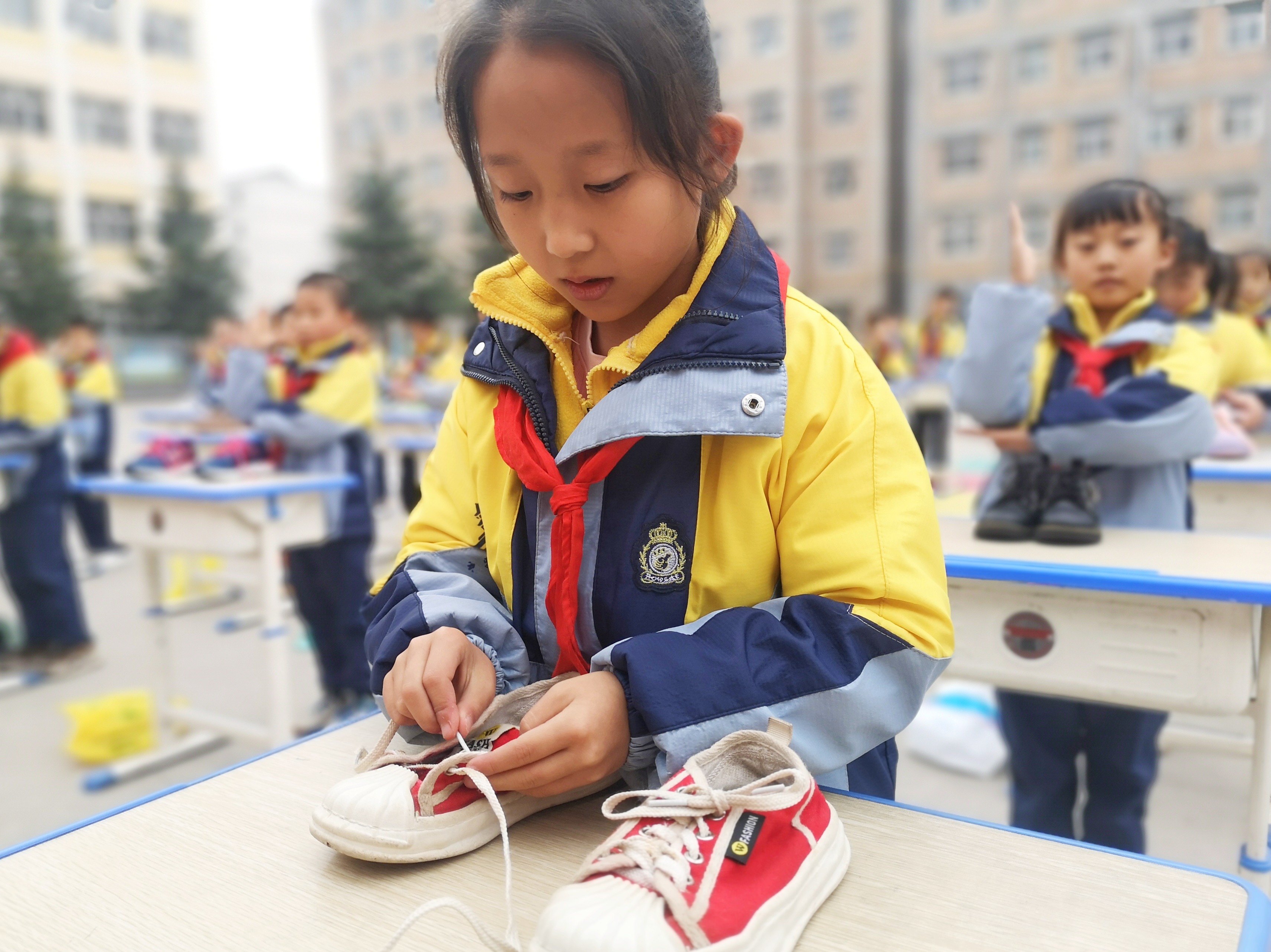2022年11月8日，甘肅省華亭市實(shí)驗(yàn)小學(xué)學(xué)生在勞動(dòng)教育技能展示活動(dòng)中比賽系鞋帶。.jpeg