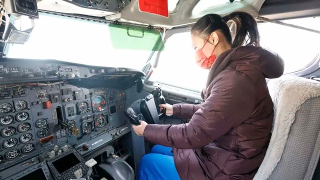 視力障礙孩子在民航大學(xué)感受飛機(jī)。圖片由學(xué)校提供.jpg