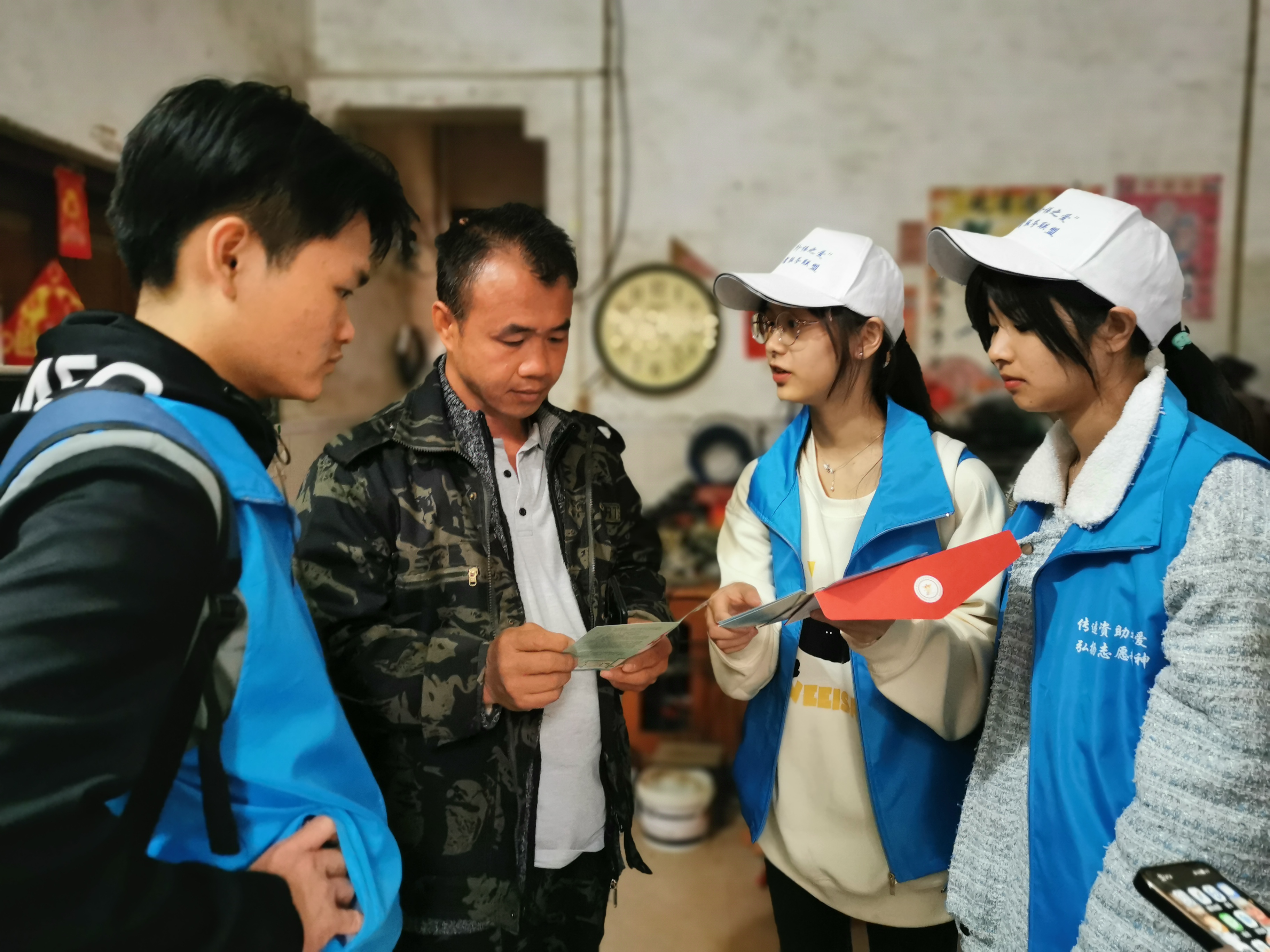 志愿者到林水村困難學生家庭宣傳資助政策.jpg