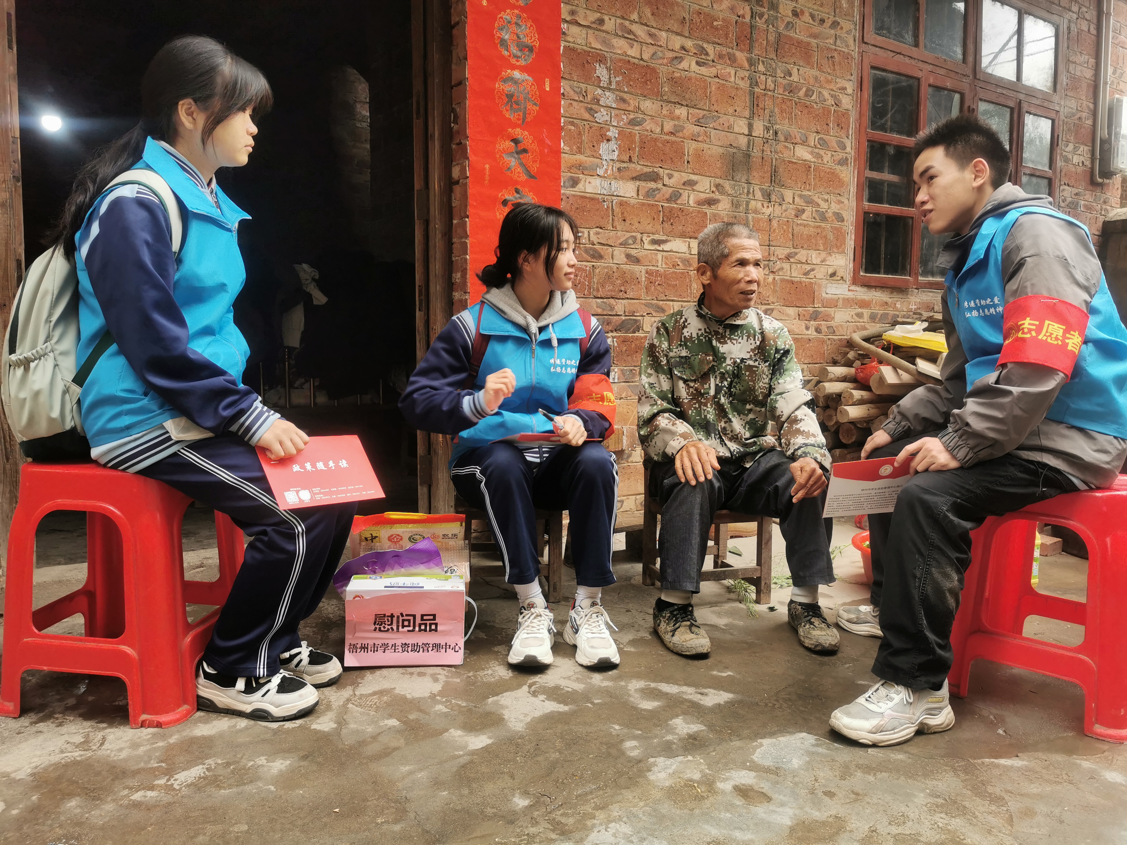 志愿者在河口村困難學生家庭中宣傳資助政策.jpg
