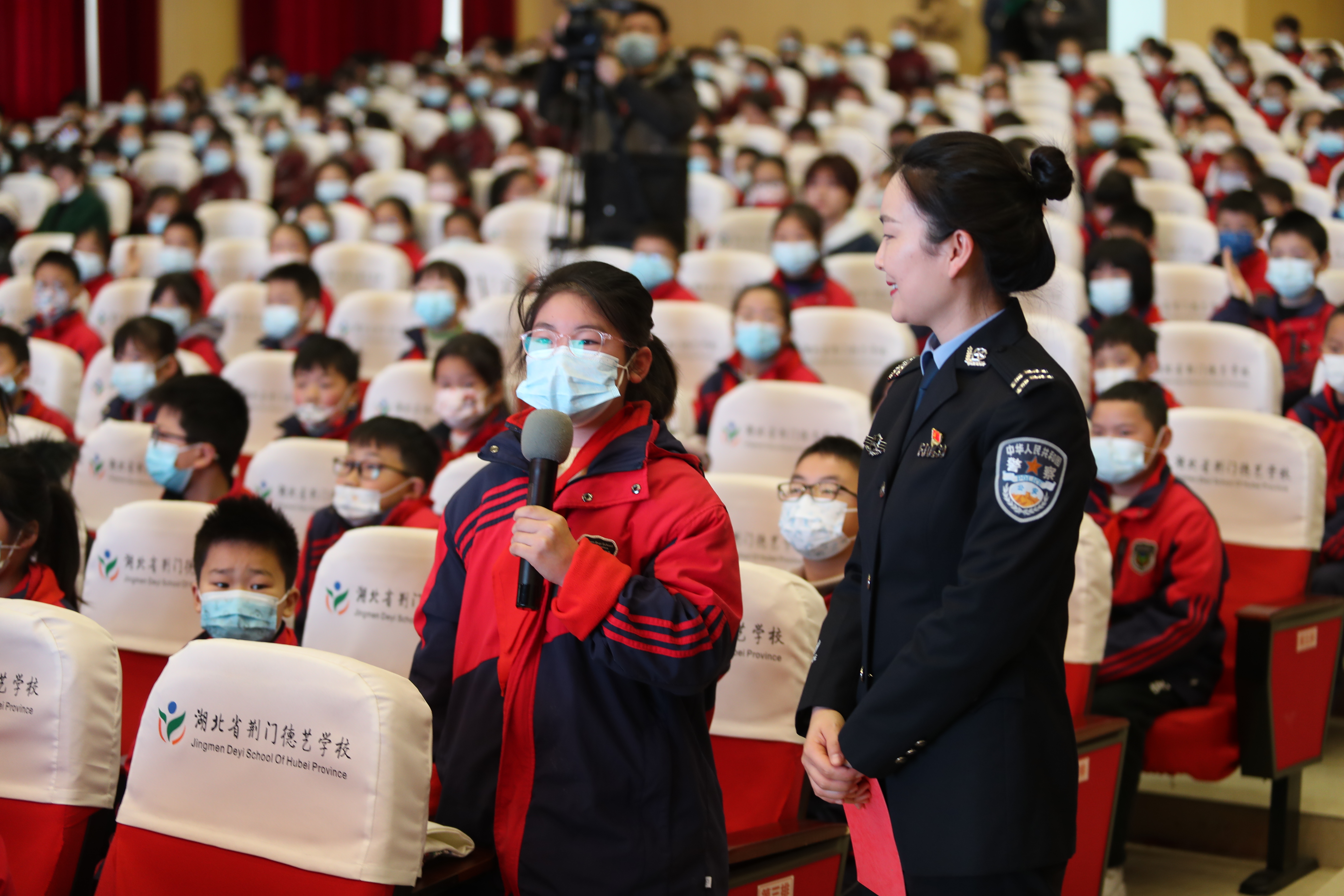荊門市教育局組織交警講解員現(xiàn)場與學(xué)生互動(dòng)3  攝影 陳軍 談媛媛.jpg