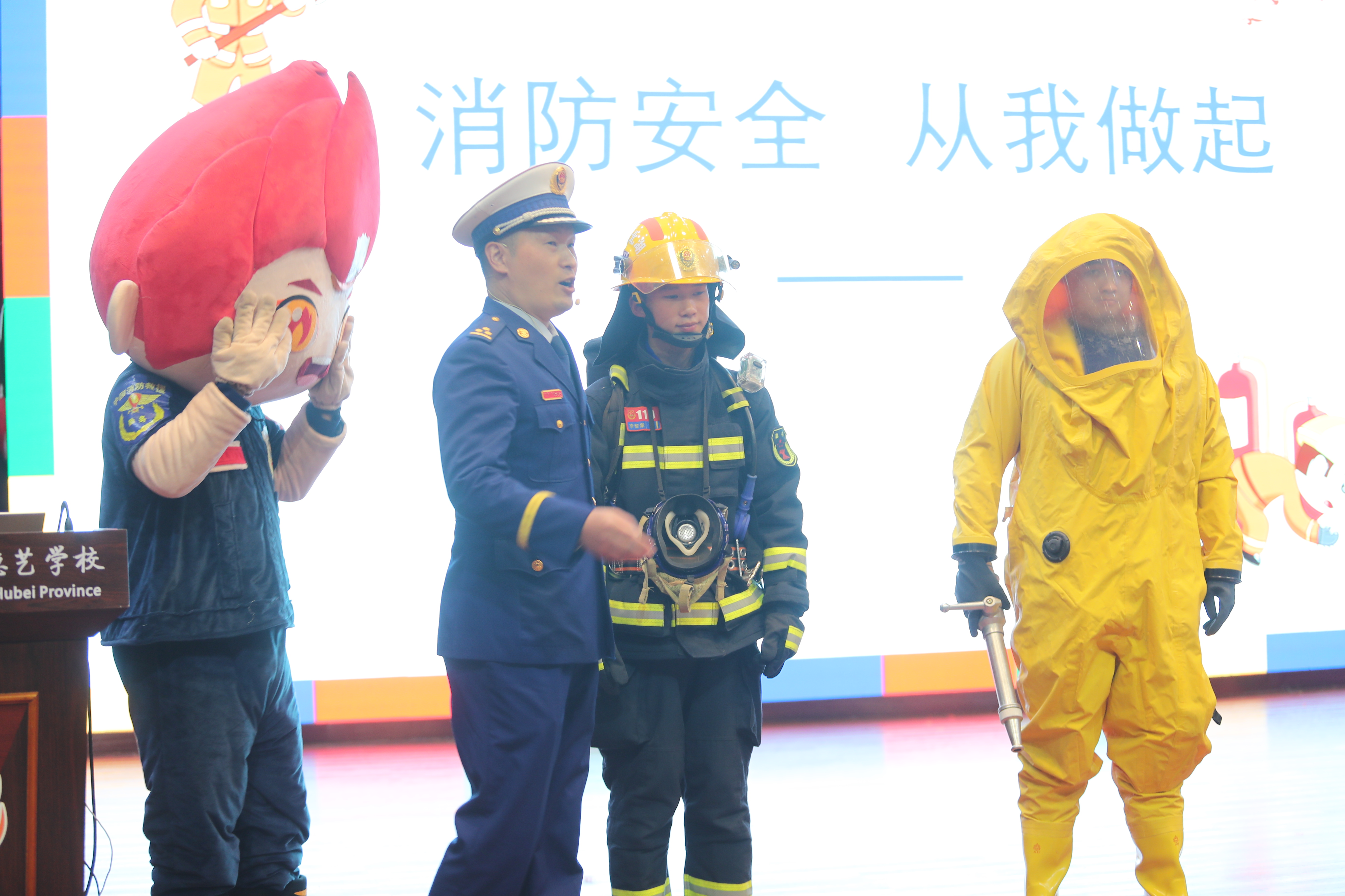 荊門市教育局組織消防講解員現(xiàn)場與學(xué)生互動(dòng)1  攝影 陳軍 談媛媛.jpg