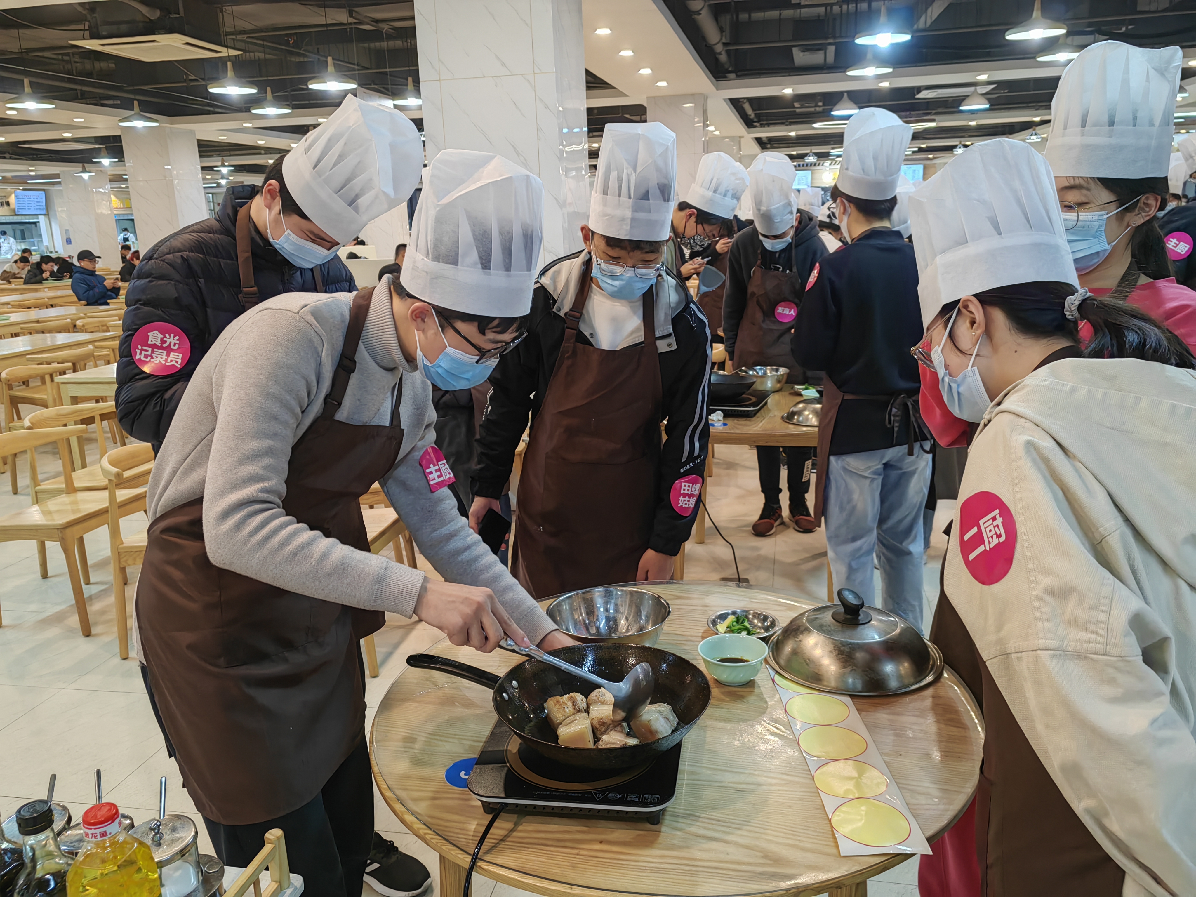 華東理工大學(xué)將勞動教育課堂搬到食堂。（學(xué)校供圖）.jpg