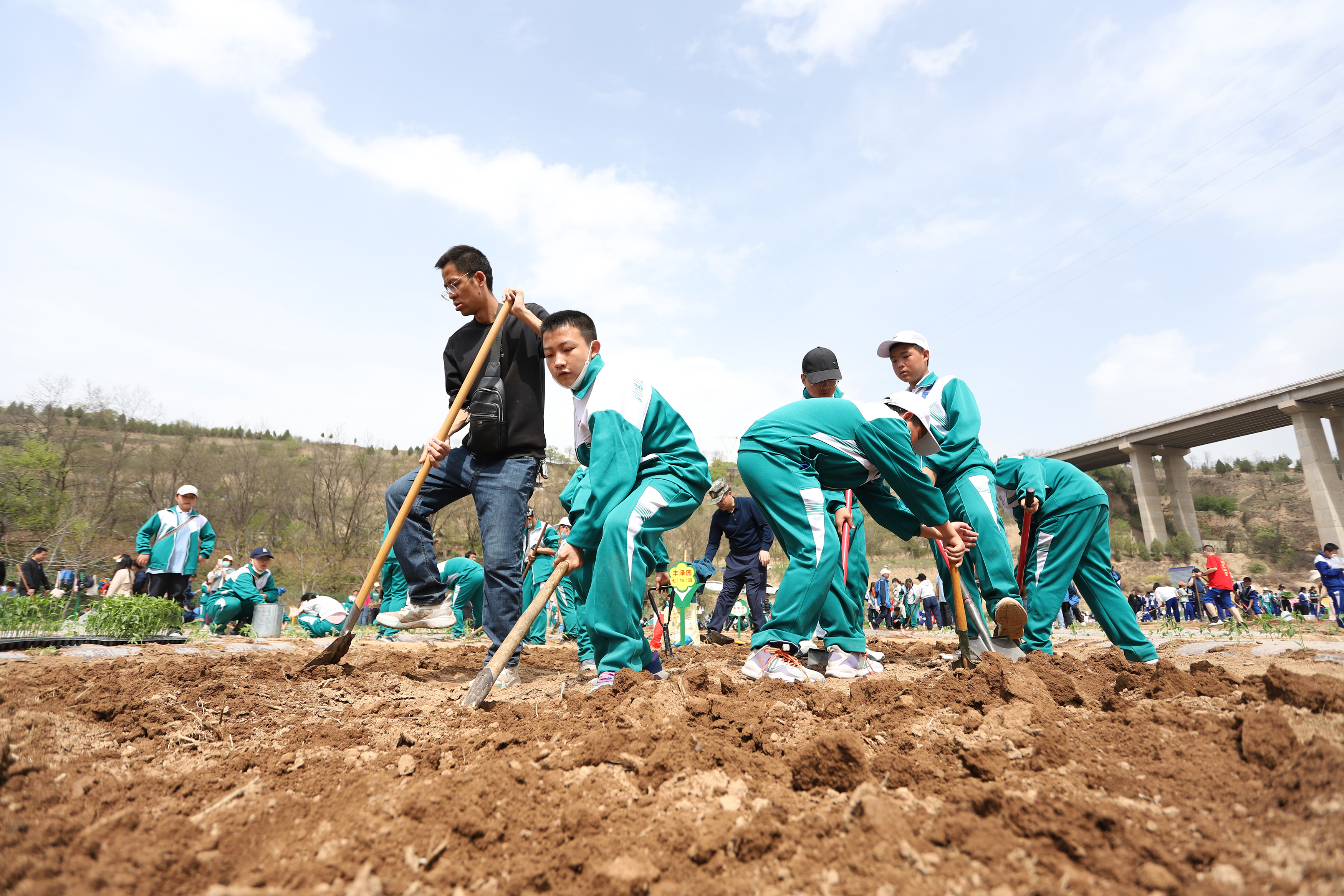 10——4月27日，在甘肅省平?jīng)鍪械谒闹袑W(xué)行知園學(xué)農(nóng)基地里，老師、家長(zhǎng)和學(xué)生在翻地。.JPG
