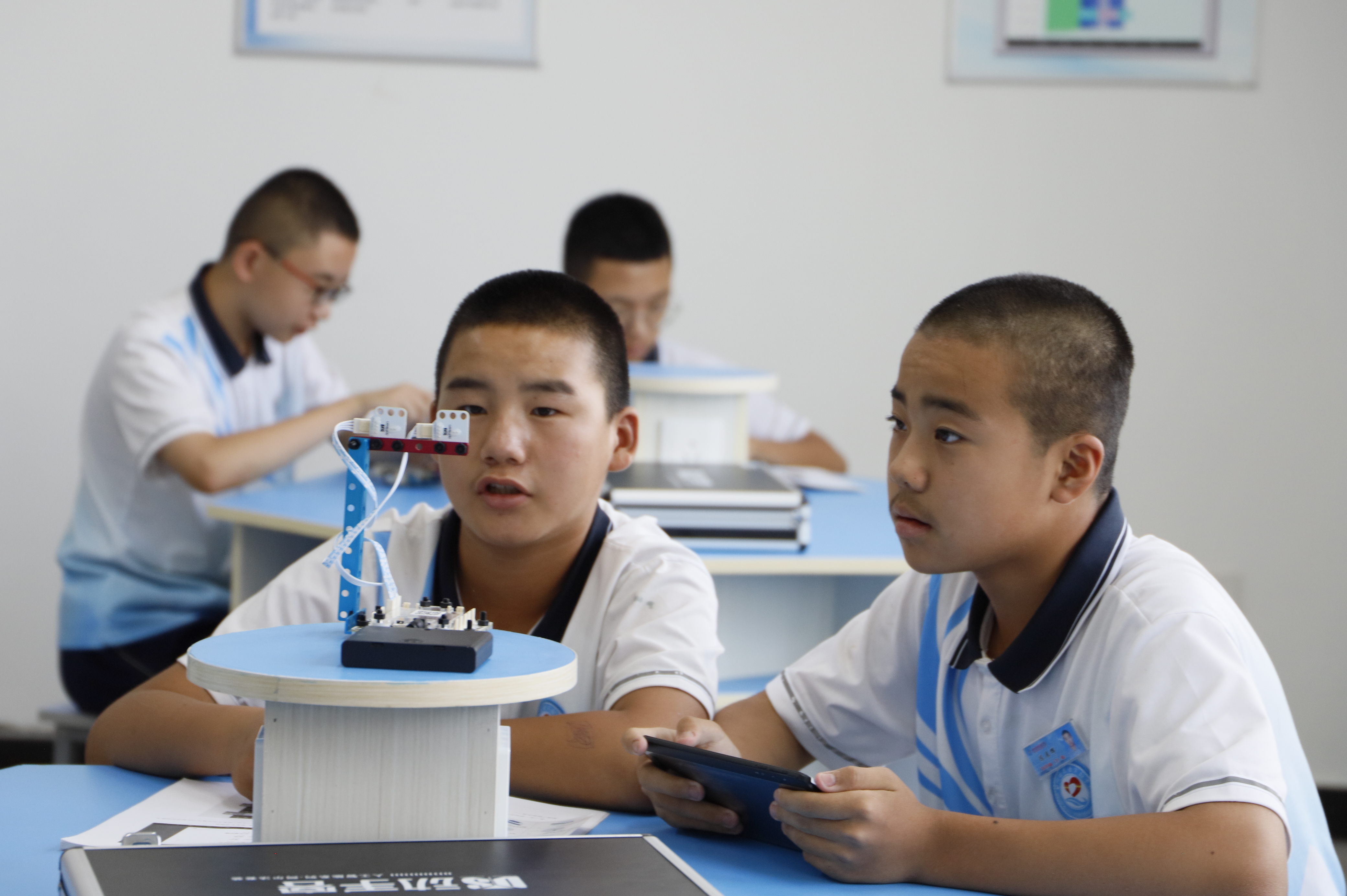 ?2021?年?9?月?3?日，甘州區(qū)思源實(shí)驗(yàn)學(xué)校學(xué)生在利用平板電腦進(jìn)行創(chuàng)客演示。（張儒泰攝）.JPG