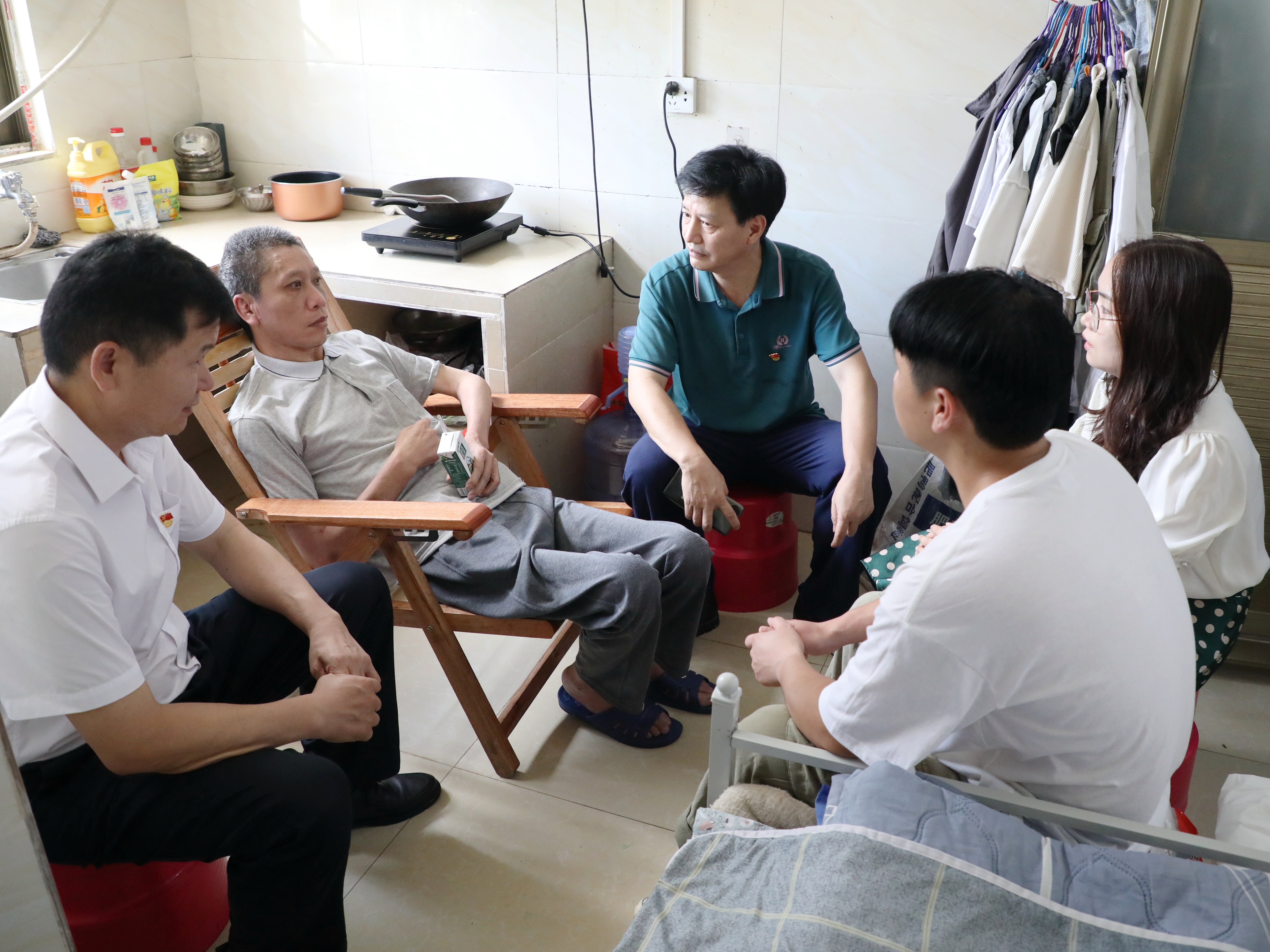 學校學工處和二級學院的領導、輔導員到學校附近的出租房看望袁東旺和他父親.jpg