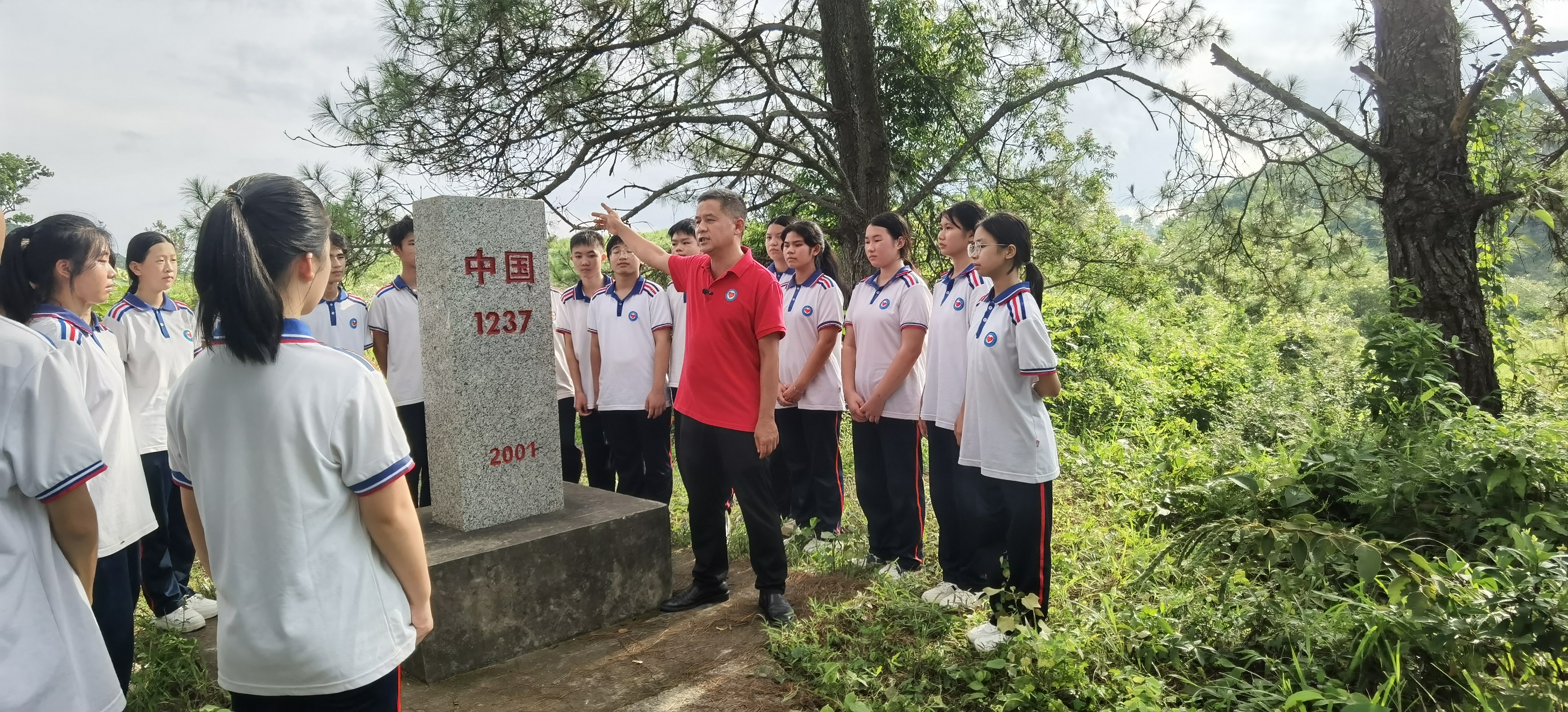 2023年9月1日，楊壽東帶領(lǐng)愛店國門學(xué)校師生到1237號(hào)界碑開展愛國主義教育活動(dòng)。學(xué)校供圖.jpg