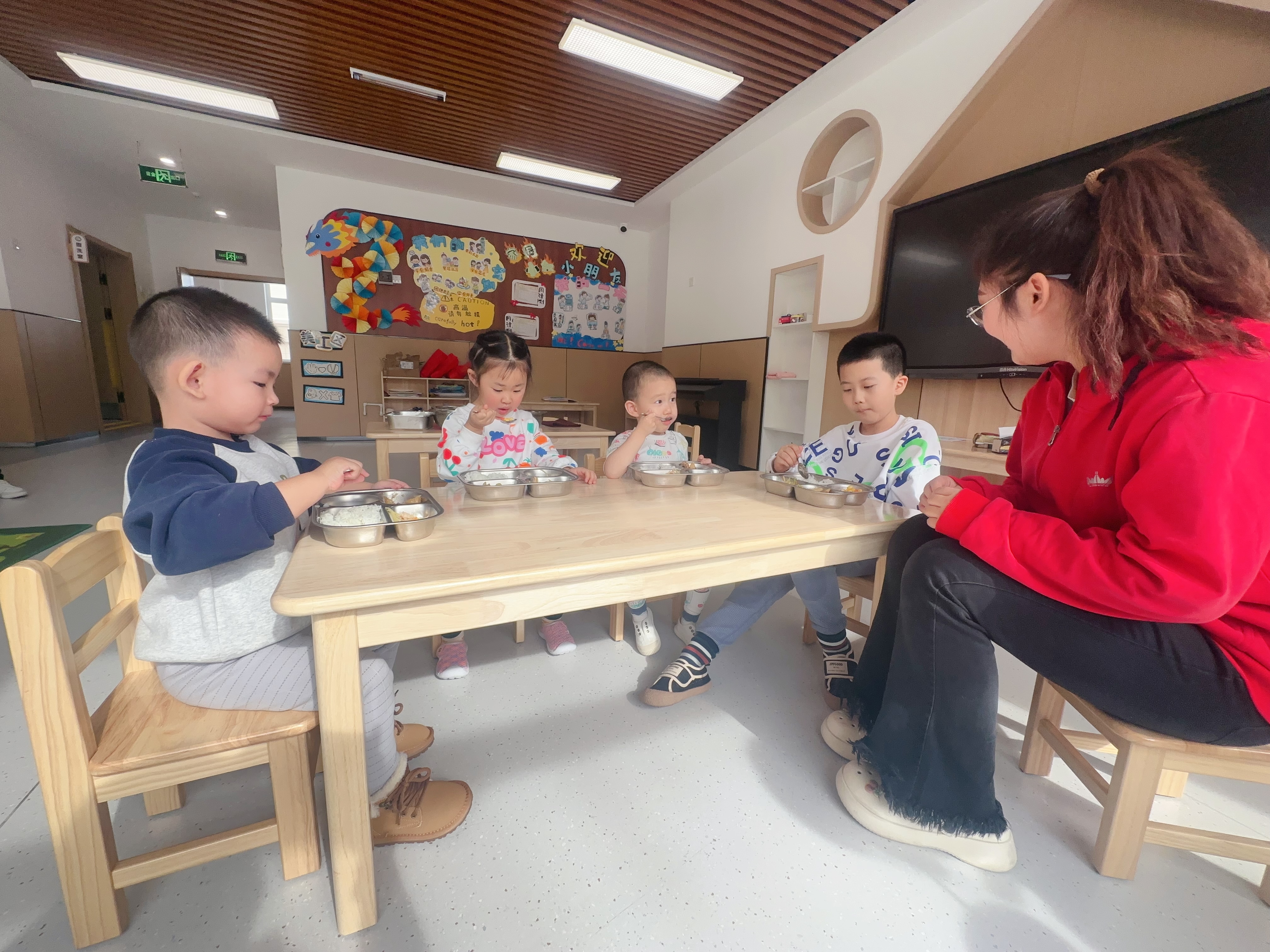 綠園區(qū)第四實驗幼兒園，孩子在開心地吃著園區(qū)精心搭配的營養(yǎng)午餐（綠園區(qū)教育局供圖）.jpg