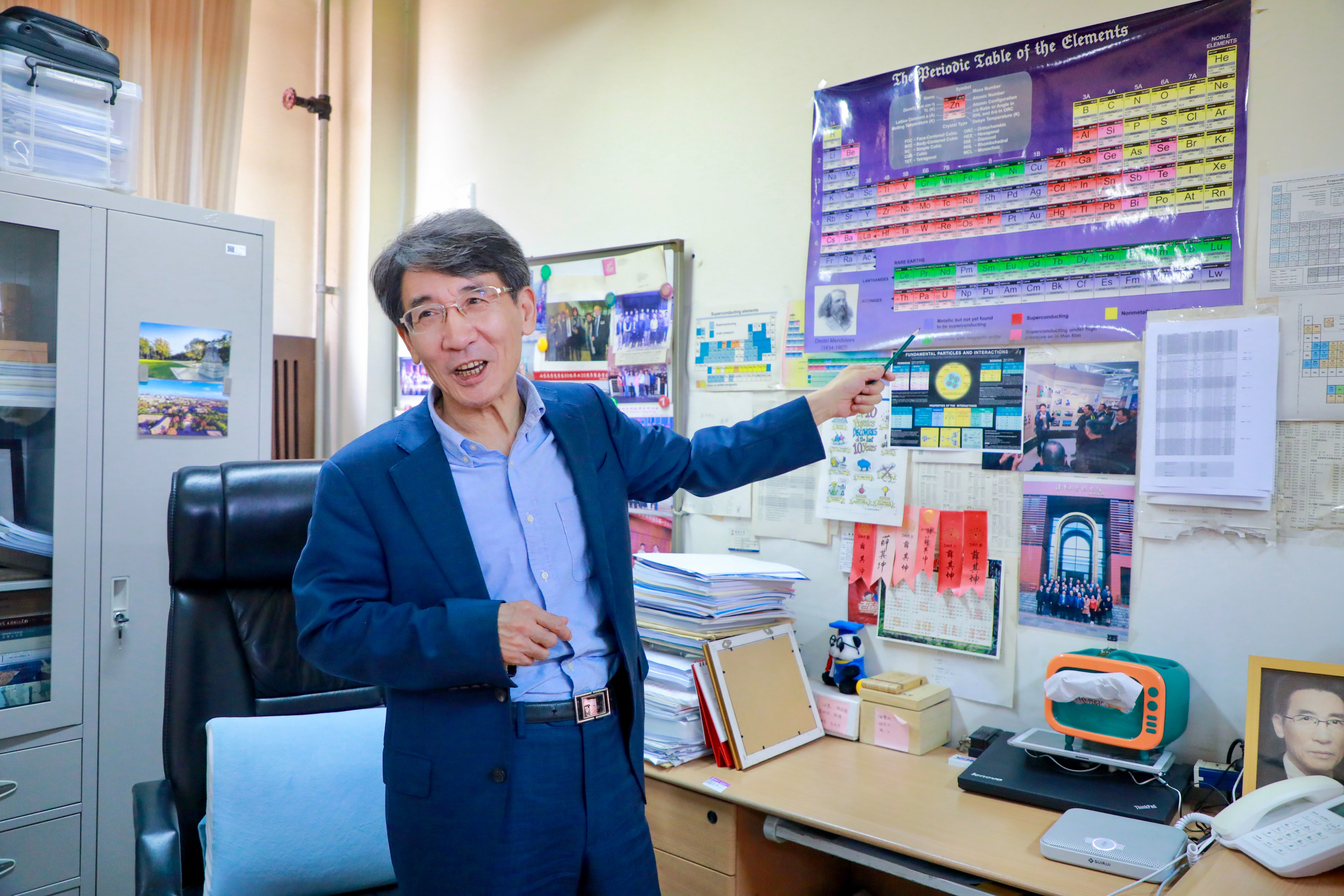 中國科學院院士、清華大學教授、南方科技大學校長薛其坤正在給學生講解科學知識。（南方科技大學供圖）.jpg