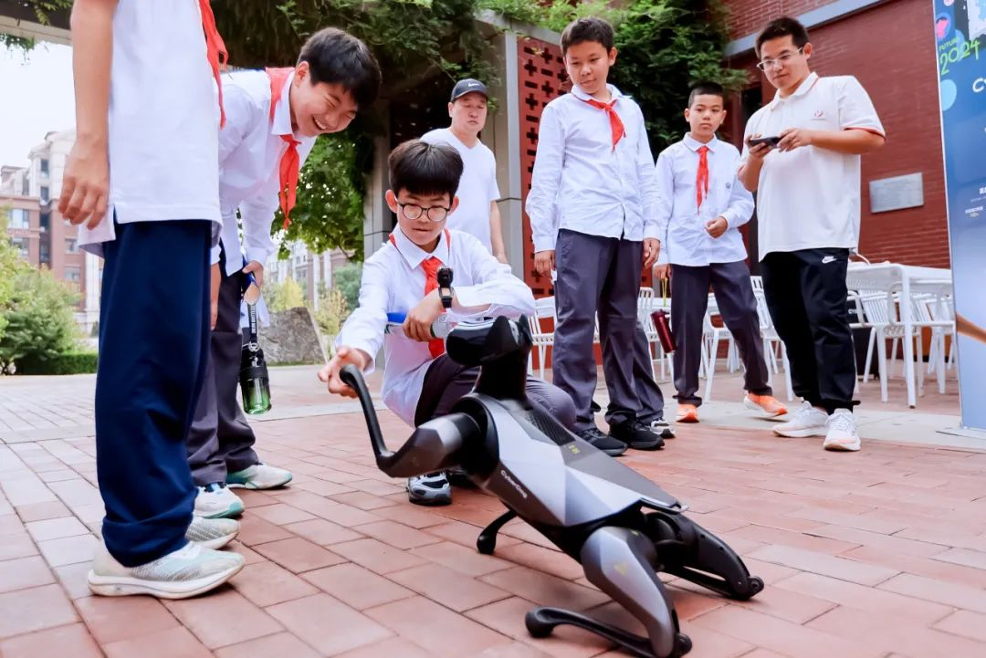 學(xué)生與人工智能機(jī)器狗互動(dòng)。學(xué)校供圖.jpg