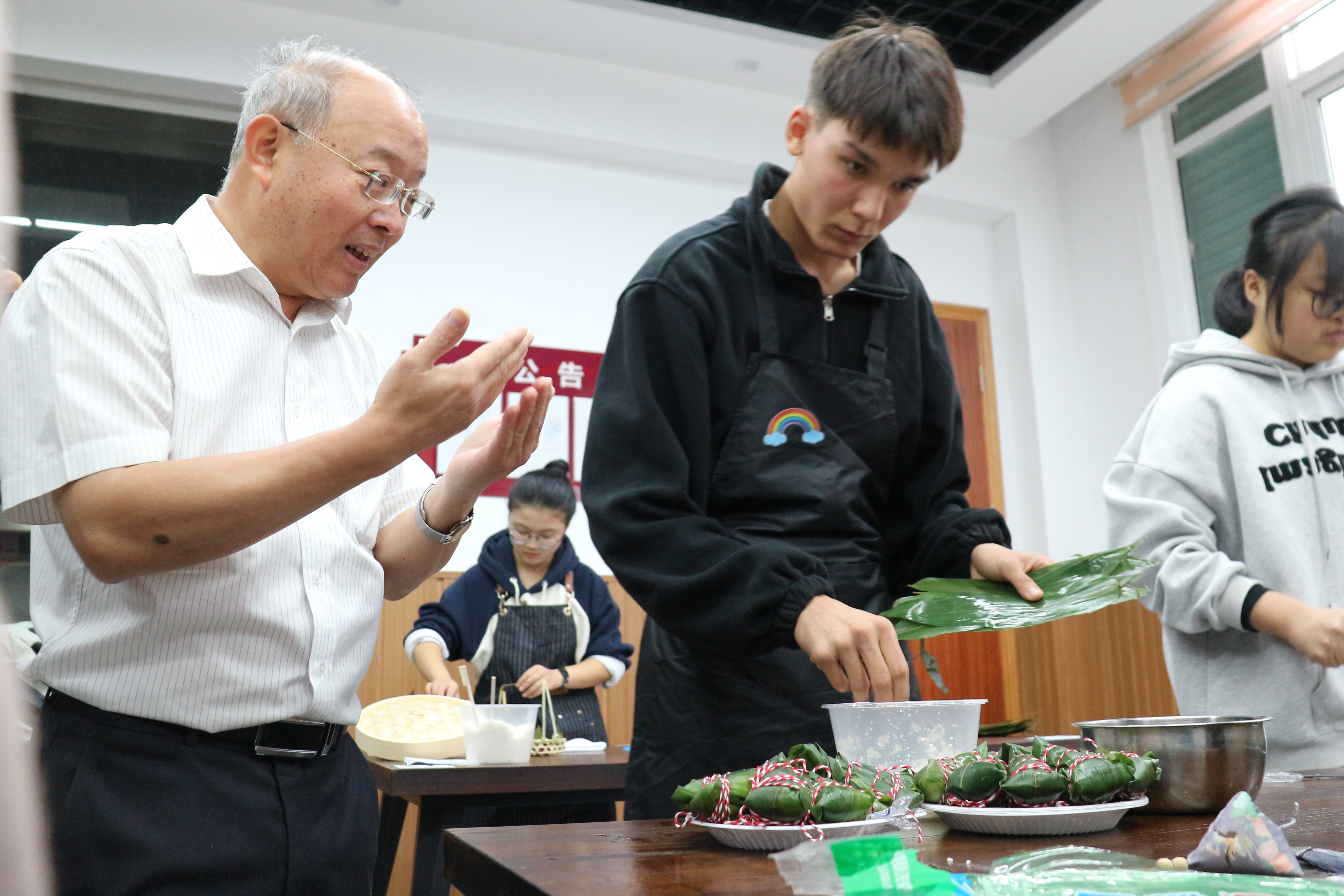 寧波行知職高新疆班學(xué)生制作的粽子得到“時(shí)代楷?！卞X海軍的肯定 慈溪市教育局供圖.JPG