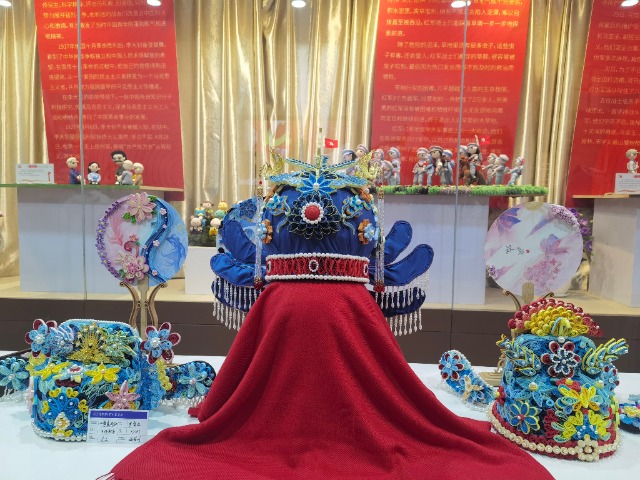 古林職高學(xué)生工藝美術(shù)作品展現(xiàn)場(chǎng) 學(xué)校供圖.jpg 古林職高學(xué)生工藝美術(shù)作品展現(xiàn)場(chǎng) 學(xué)校供圖.jpg