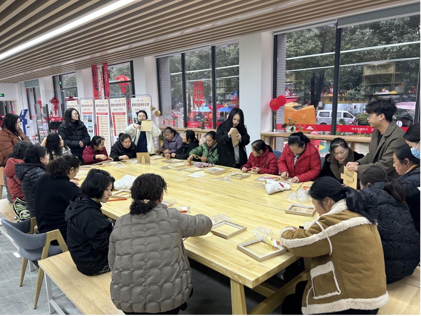 居民體驗非遺竹編。西南財經(jīng)大學(xué)天府學(xué)院供圖.jpg