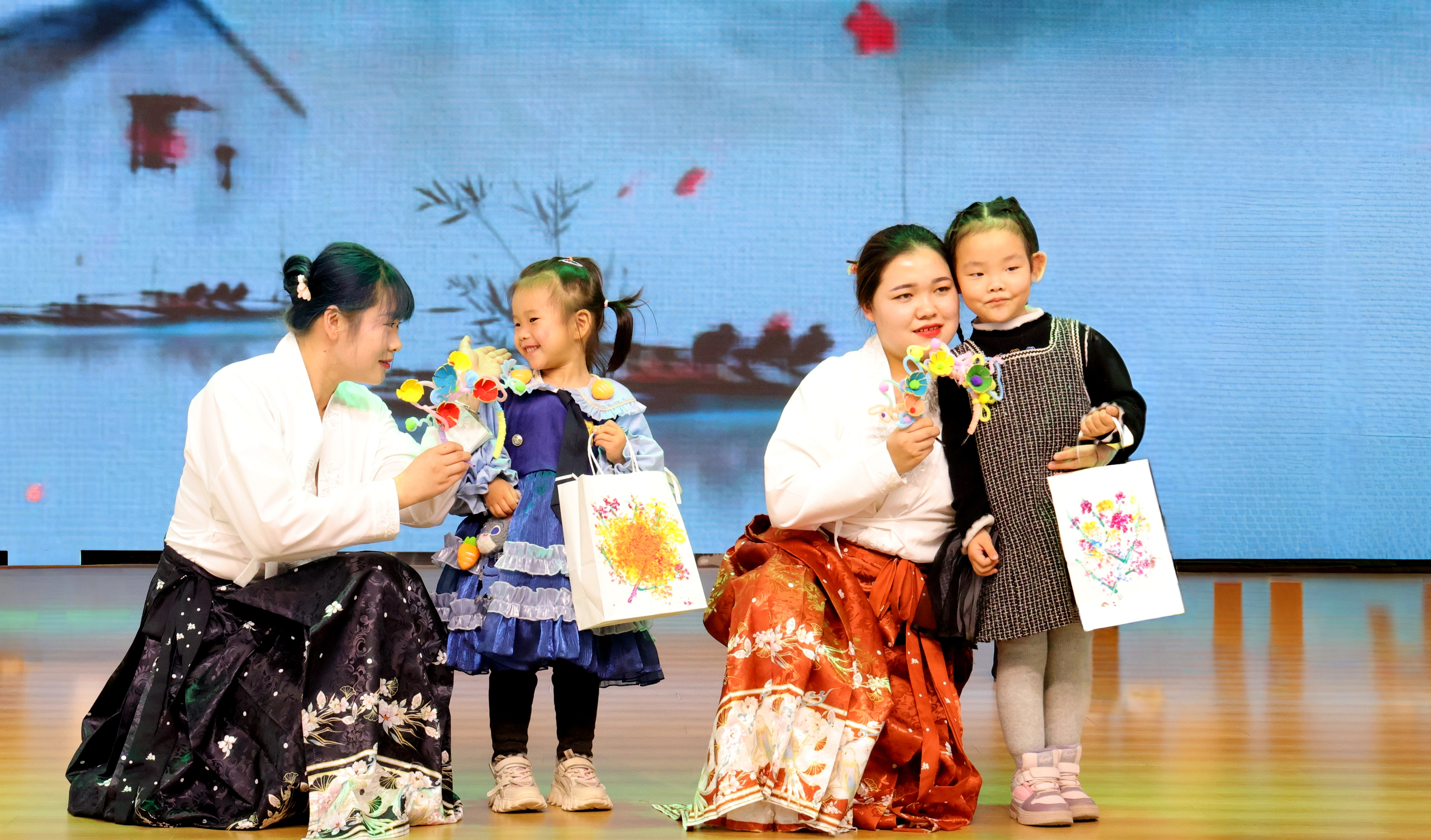 “女神劇場(chǎng)”小班幼兒和媽媽們戴著制作的非遺簪花在舞臺(tái)走秀。宋雪蓮攝.jpg