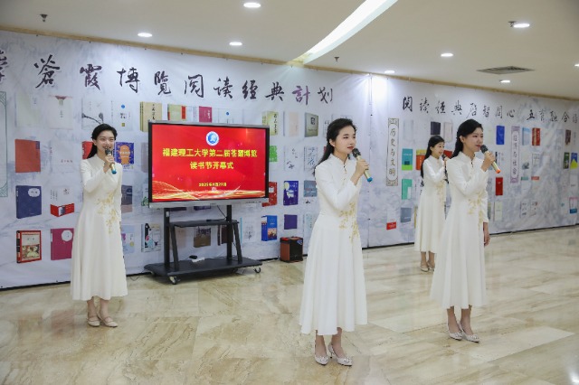 01 校大學生藝術發(fā)展中心誦讀藝術團朗誦經典詩歌《就是那一只蟋蟀》.jpg