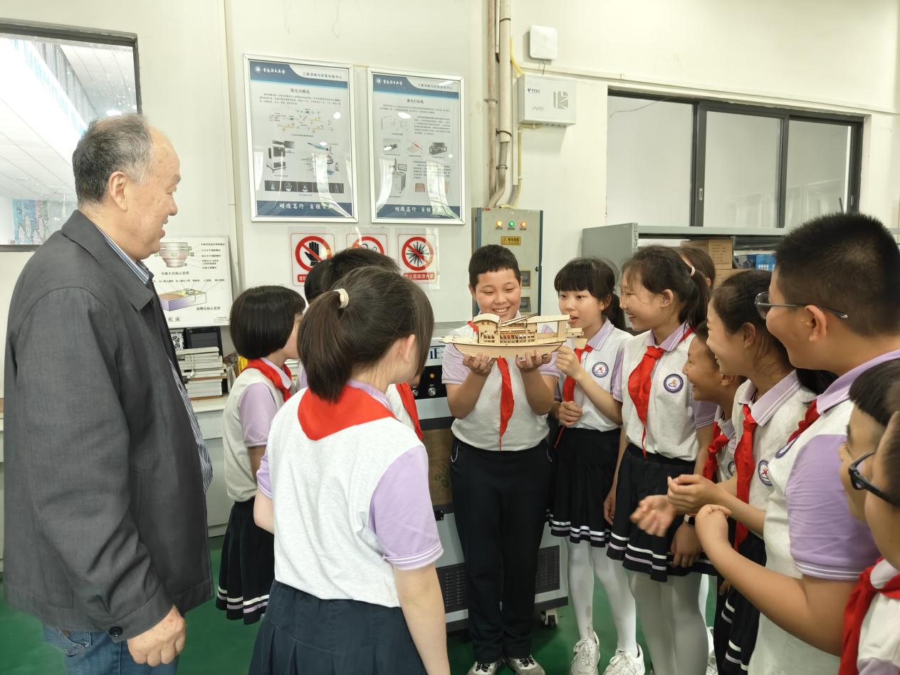 指導(dǎo)小學生用激光雕刻技術(shù)制作“紅船”