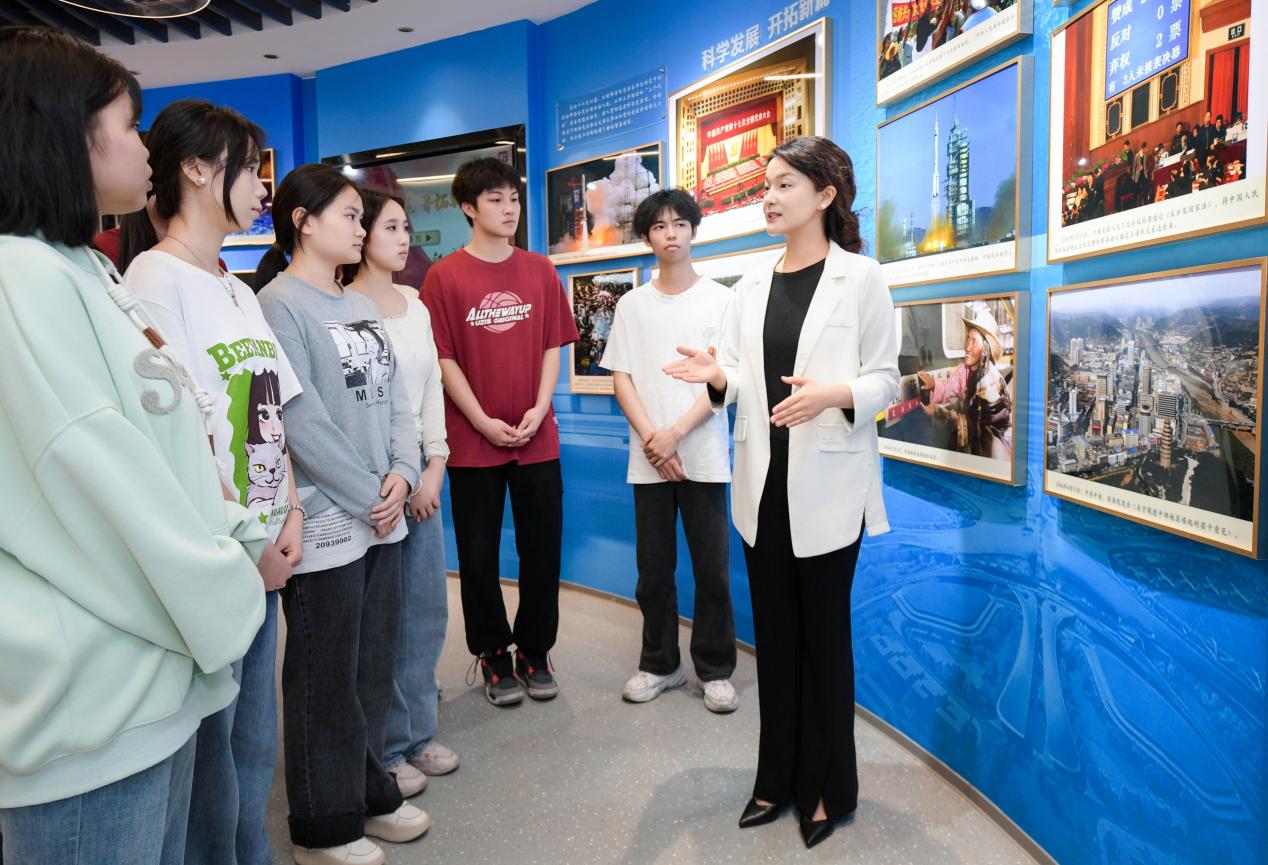 思政課教師在中國夢主題場館內開展愛國主義教育實踐教學活動