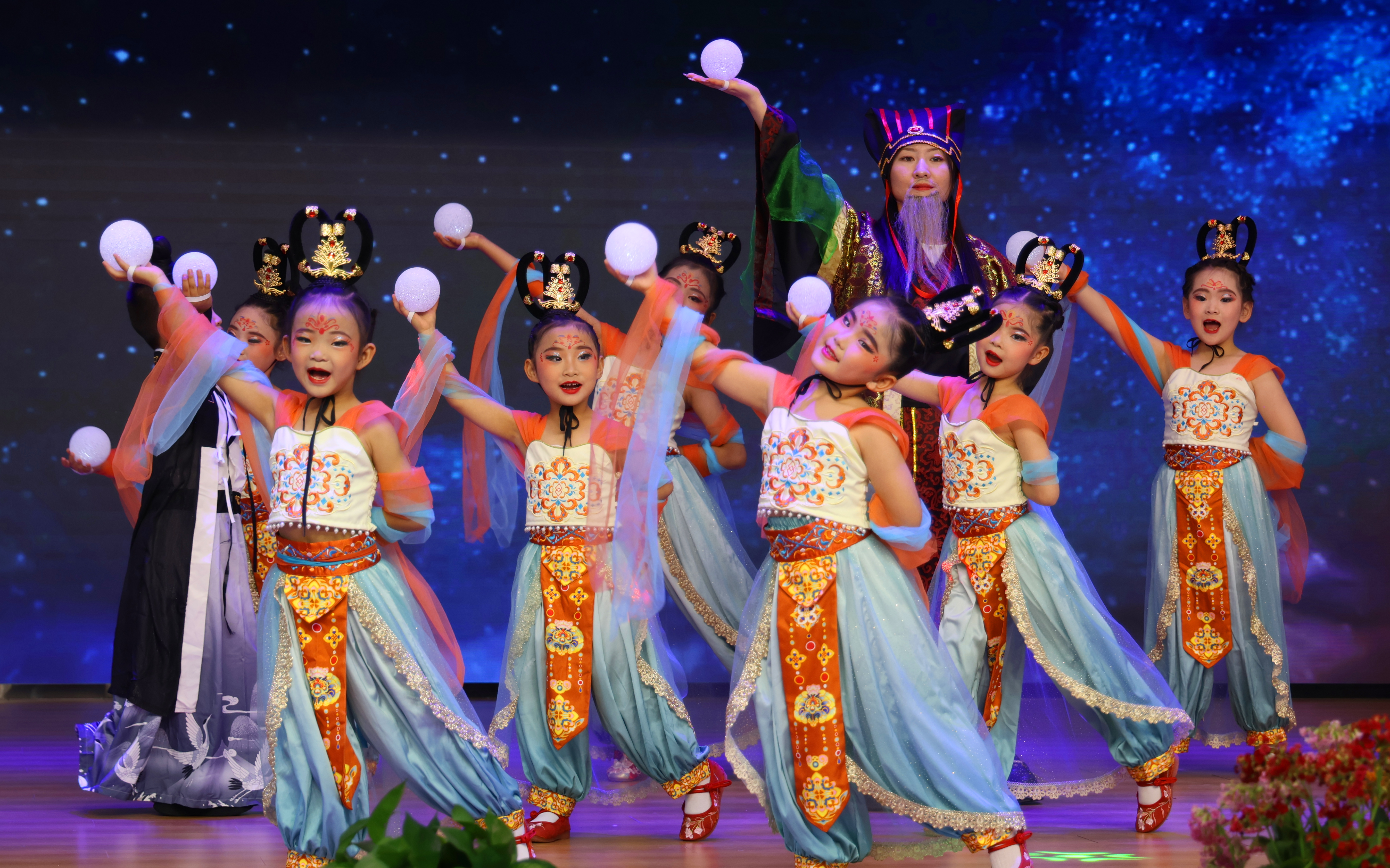 03 臨澤縣西關(guān)幼兒園幼兒表演舞臺劇《張騫爺爺?shù)奈饔蚱婷钪谩贰Ｋ窝┥?攝.JPG