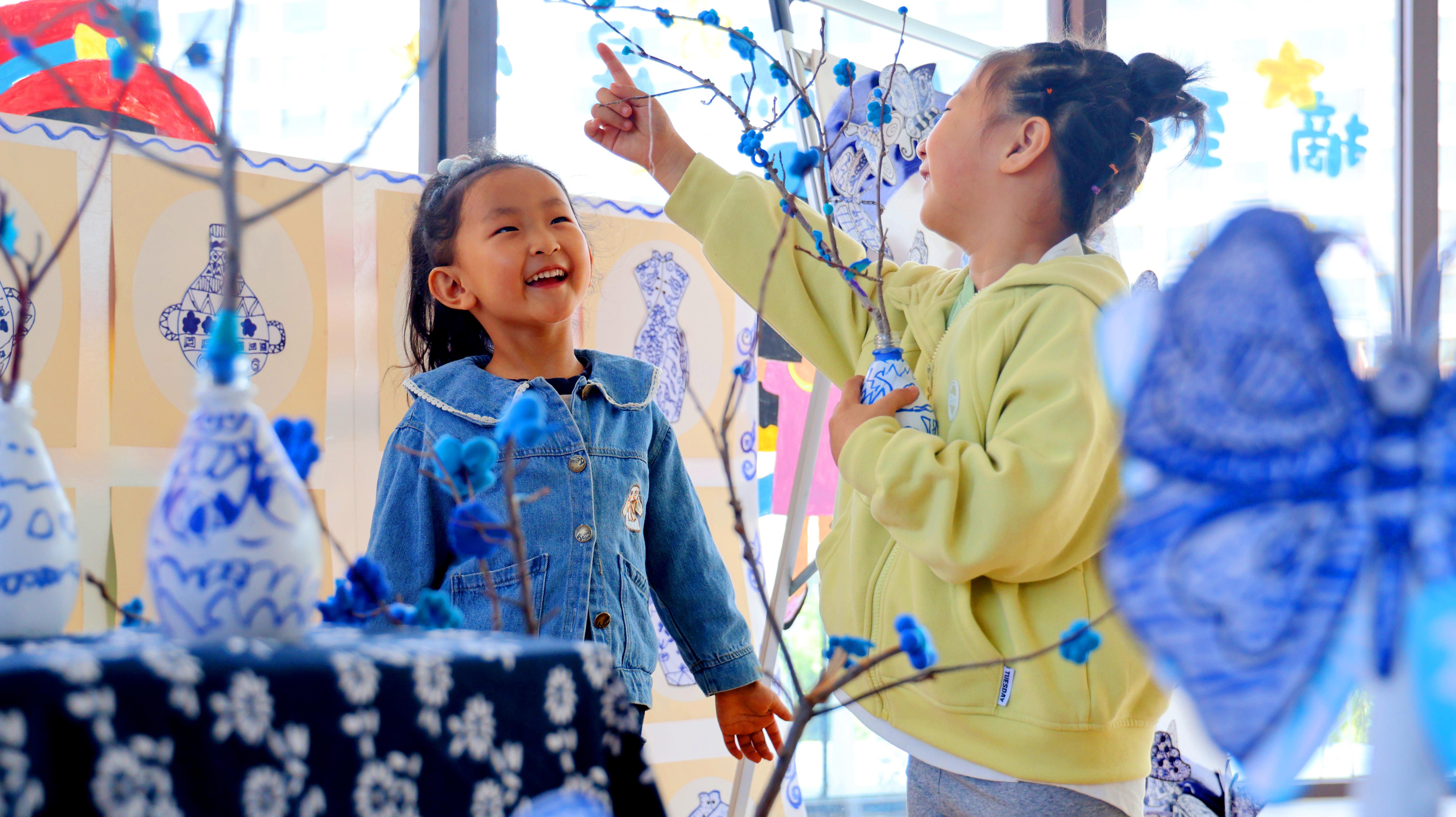 11 臨澤縣西關(guān)幼兒園幼兒在欣賞線描青花作品。尹曉軍  宋雪蓮 攝1.JPG
