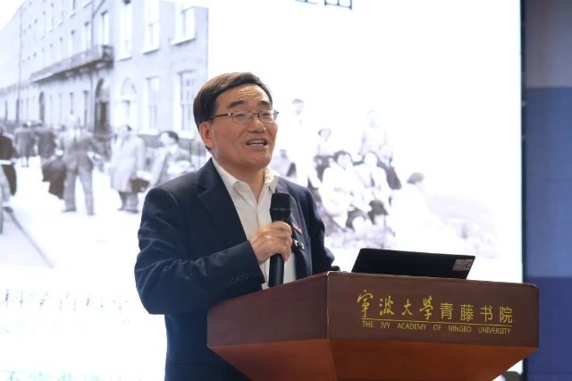 寧波大學(xué)校長(zhǎng)、中國(guó)科學(xué)院院士蔡榮根講述科學(xué)家精神 寧波市教育局供圖.jpg