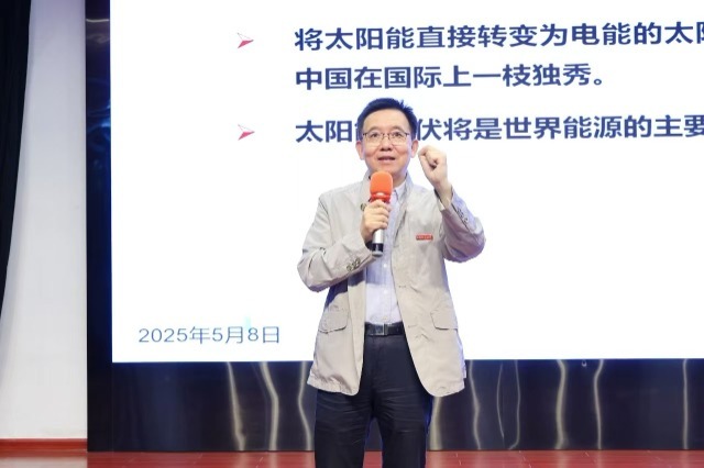 中國(guó)科學(xué)院院士、浙大寧波理工學(xué)院校長(zhǎng)楊德仁介紹光伏技術(shù)相關(guān)知識(shí) 寧波市教育局供圖.jpg