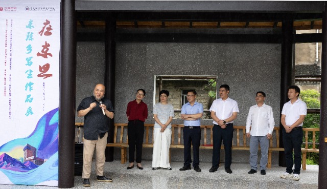 “在東旦——東陳鄉(xiāng)寫生作品展”開幕式現(xiàn)場 學(xué)校供圖.jpg