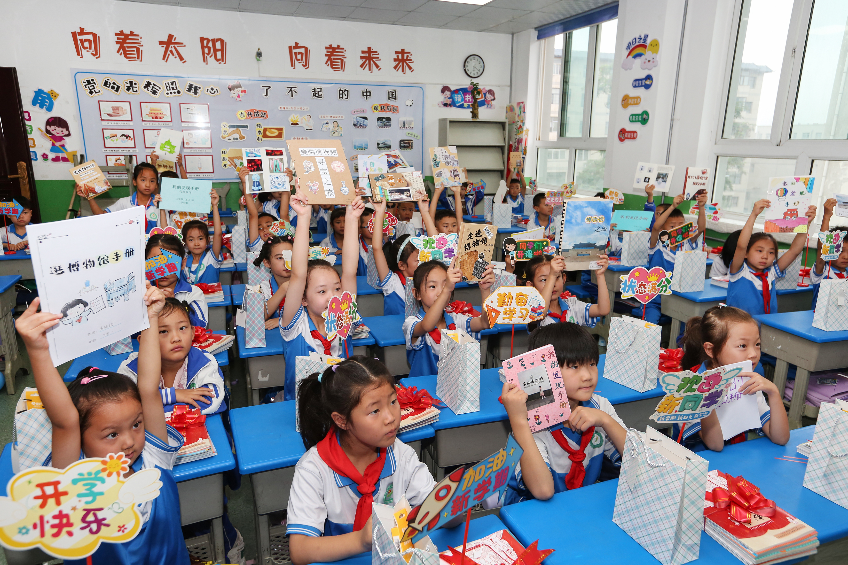 04——8月25日，甘肅省平?jīng)鍪嗅轻紖^(qū)西大街小學(xué)學(xué)生在教室里展示暑期作業(yè)。.JPG
