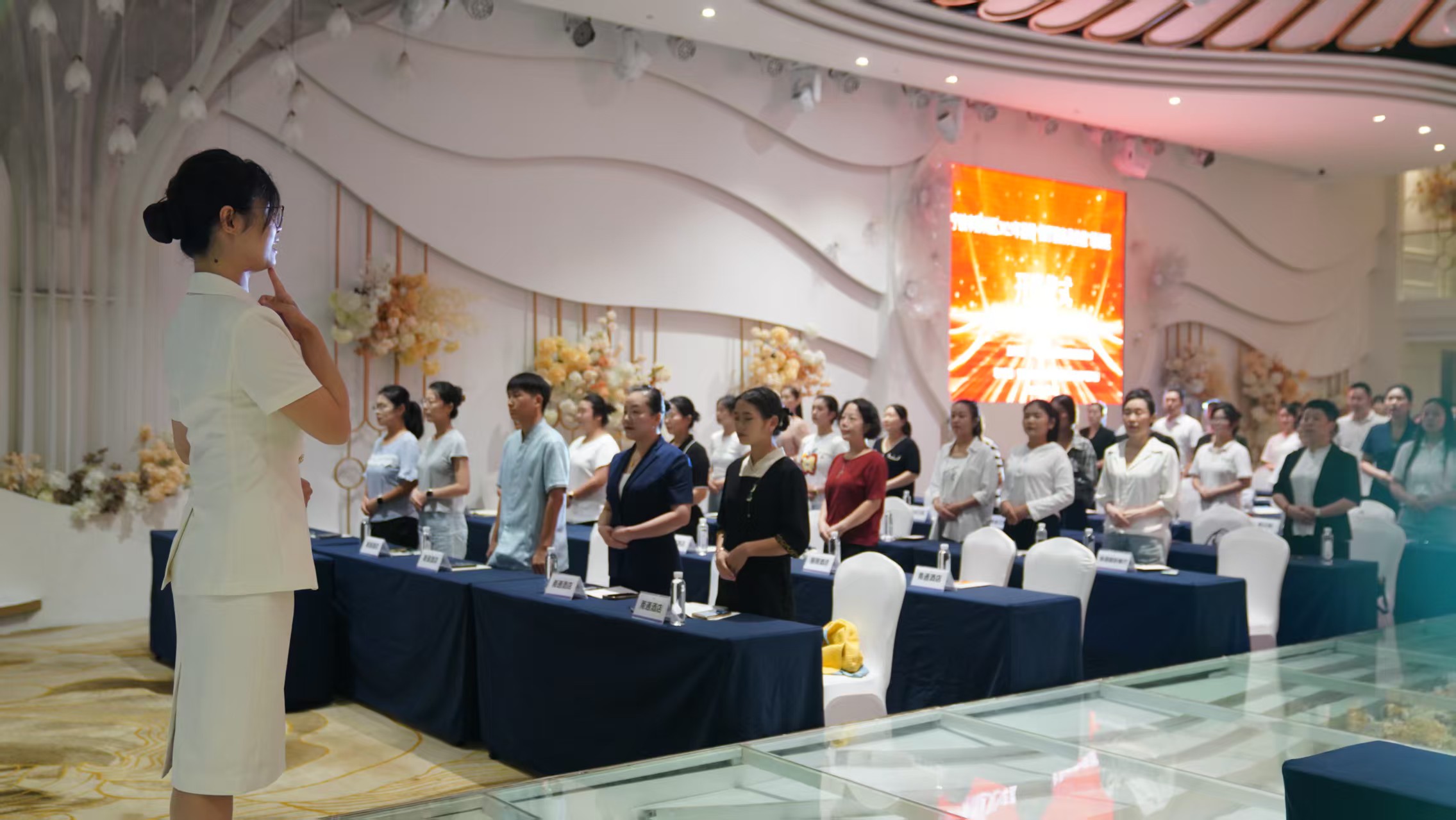 寧波東錢湖旅游學校旅游專業(yè)教師沈佳紅授課《服務(wù)禮儀》 盧昌松 攝.jpg