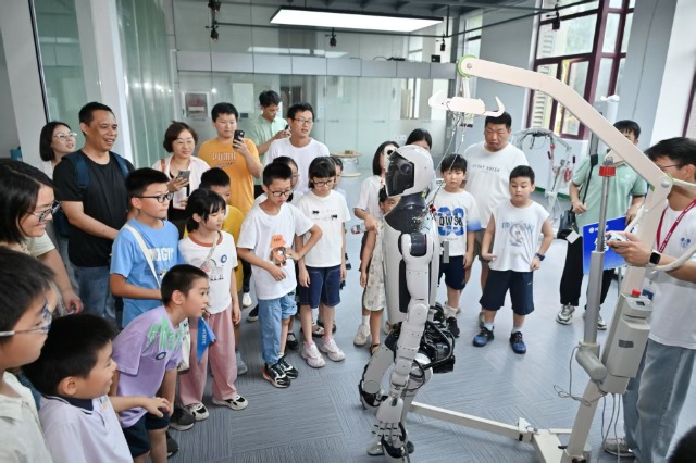 公眾參觀機(jī)器人與智能制造裝備技術(shù)實(shí)驗(yàn)室 中國科學(xué)院大學(xué)寧波材料工程學(xué)院供圖.jpg