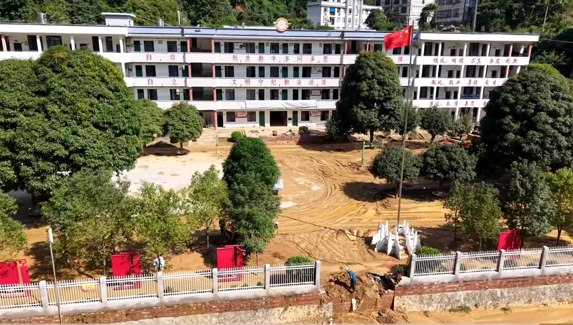 谷拉鄉(xiāng)中心學校受災全貌——周華信攝  1.jpg