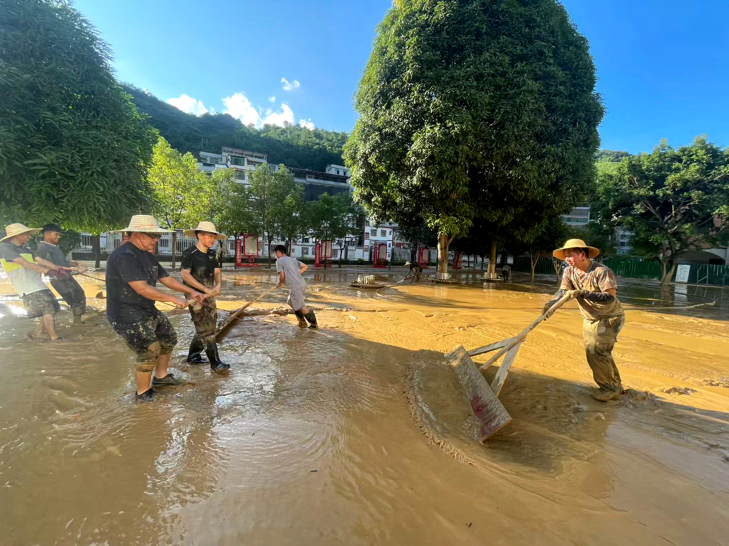 各學校志愿者與谷拉鄉(xiāng)中心學校教師并肩開展校園災害清淤——高敏攝 4.jpg