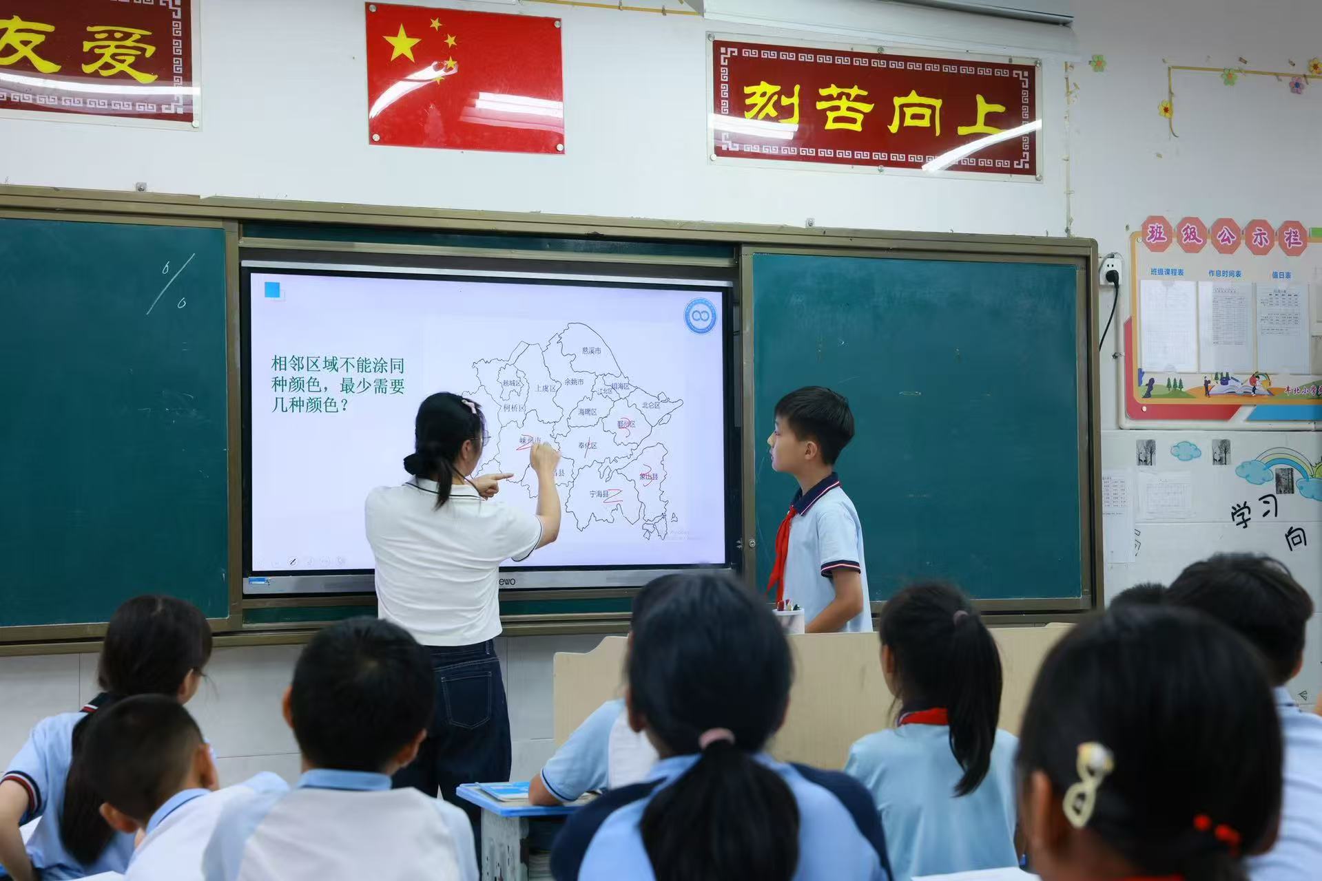 寧波大學(xué)數(shù)學(xué)與統(tǒng)計(jì)學(xué)院科普宣講團(tuán)成員為孩子們上趣味數(shù)學(xué)課 學(xué)校供圖1.jpg