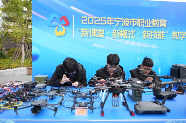 寧波建設工程學校無人機專業(yè)學生現場組裝維修無人機 寧波市職業(yè)與成人教育學院供圖.jpg