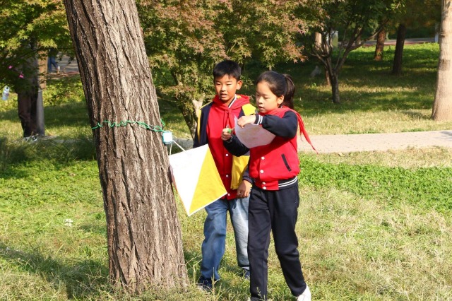 學(xué)生在定向越野活動(dòng)中.jpg