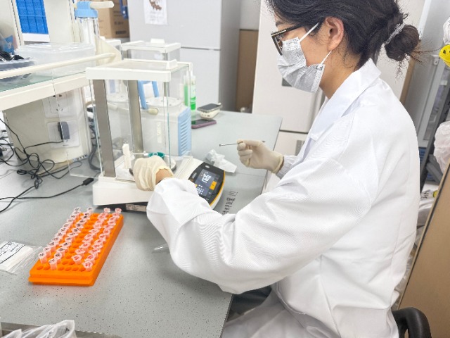 土壤生物普查團(tuán)隊(duì)成員在實(shí)驗(yàn)室測(cè)樣 學(xué)校供圖.jpg