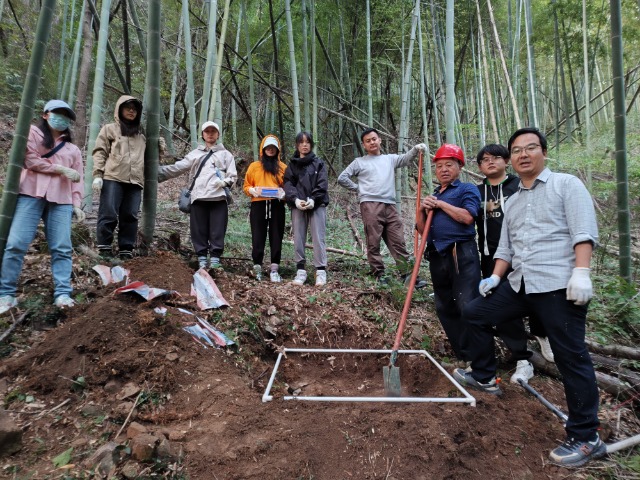 土壤生物普查團(tuán)隊(duì)成員在竹林采樣 學(xué)校供圖.jpg